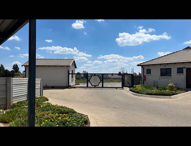 3 BEDROOM TOWNHOUSE FOR SALE IN ALBERTSDAL